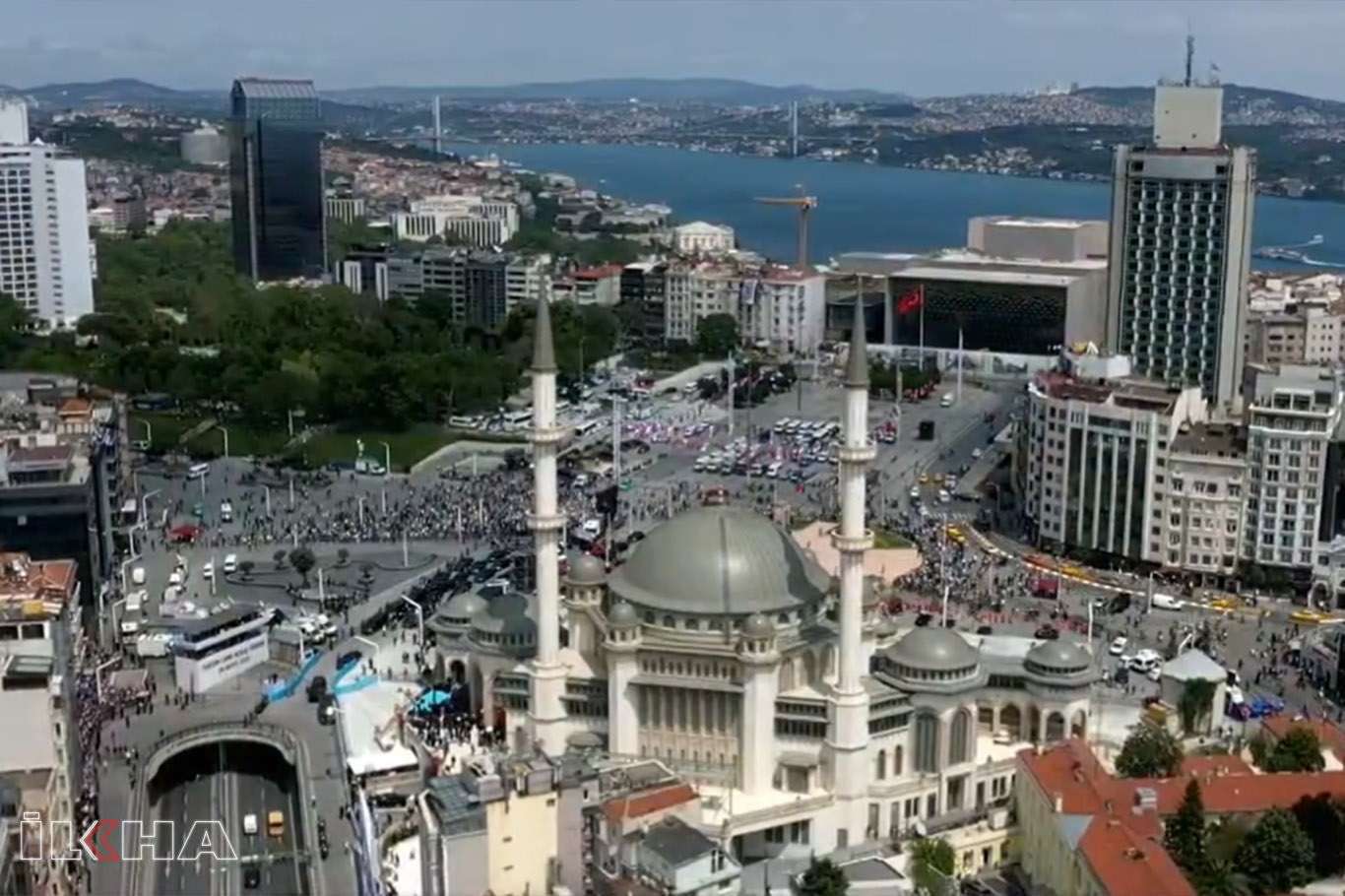 أردوغان يفتتح مسجدًا كبيرًا في ميدان تقسيم بإسطنبول